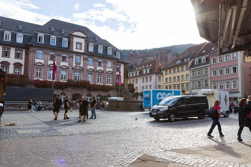 Rathaus am Kornmarkt in Heidelberg Das Rathaus in Heidelberg in der Altstadt am Kornmarkt. Für ein Stadtfest werden Stände aufgebaut.