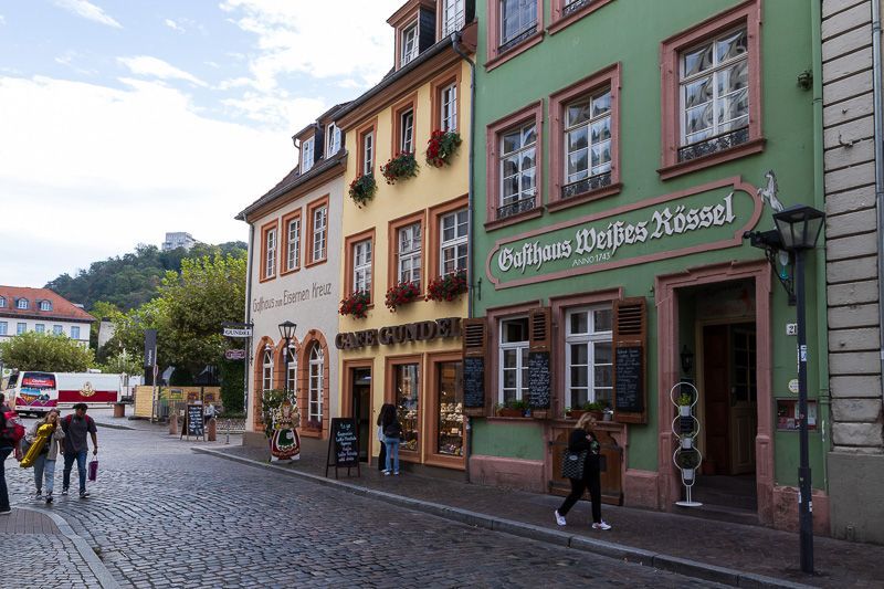 Sehenswert: Hübsche Häuser in der Heidelberger Altstadt. Bunte historische Gebäude mit Geschäften und Hotels in der Altstadt Heidelberg.