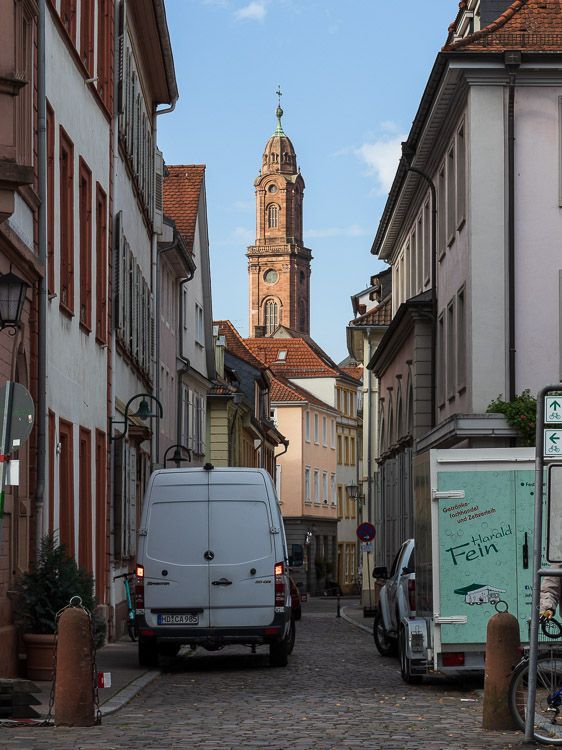 Gasse in Heidelberg Gasse in der Altstadt von Heidelberg, über die ein Kirchturm ragt.