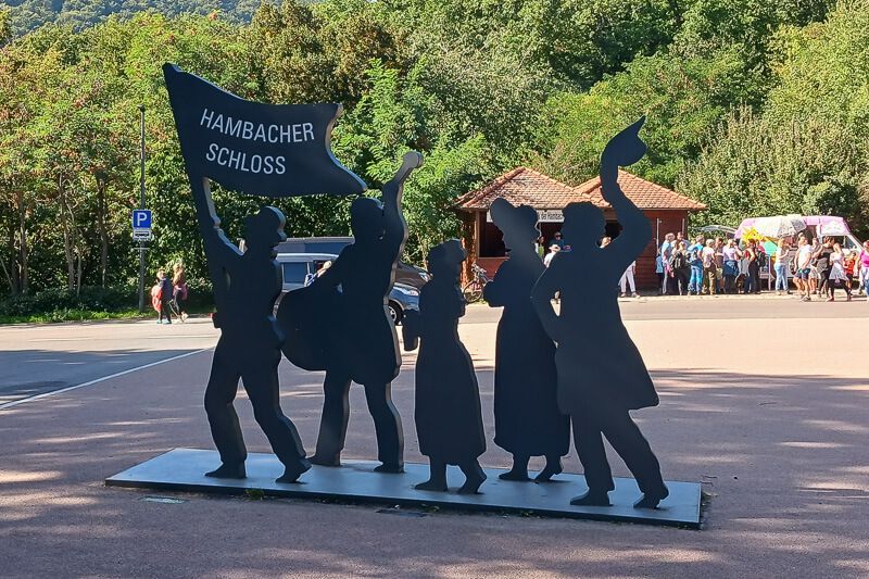 Schattenrisse von Teilnehmern des Hambacher Festes an der Haltestelle des Hambacher Schlosses.