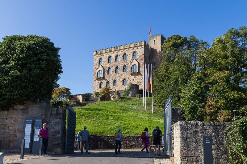 Historisch bedeutsam: Hambacher Schloss Eingang zum Hambacher Schloss, auf einer kleinen Anhöhe befindet sich das Schloss.