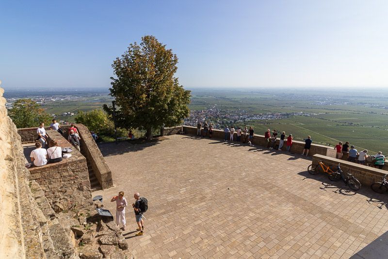 Aussichtsterrasse Hambacher Schloss Ausblick vom Hambacher Schloss über das Umland.