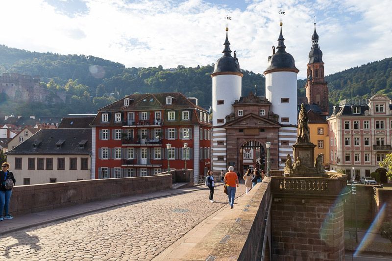 Sehenswert: Brückentor in Heidelberg Altes Brückentor mit zwei weißen Türmen, das in die Altstadt von Heidelberg führt.