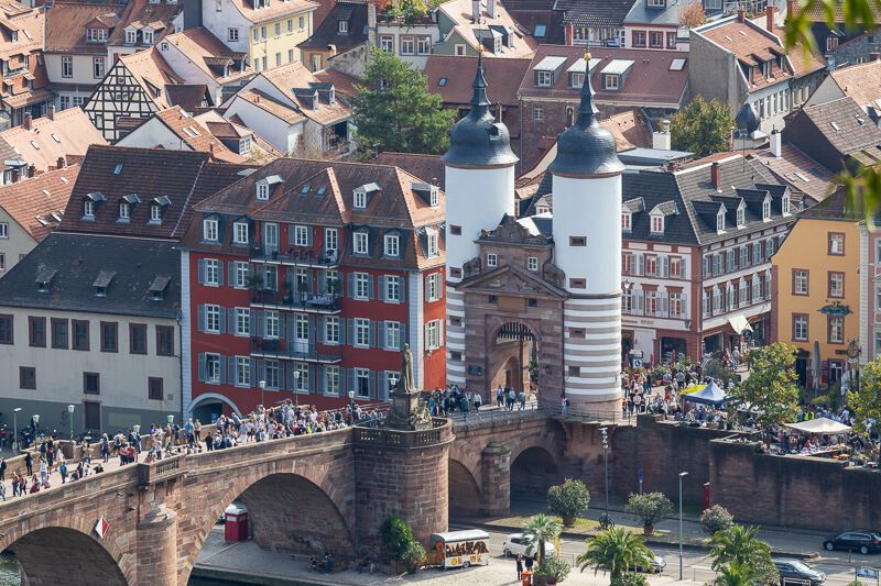 Eingang zur Altstadt von Heidelberg: das alte Brückentor. Altes Brückentor in Heidelberg, das auf die Alte Brücke führt. Der Ort ist gut besucht.