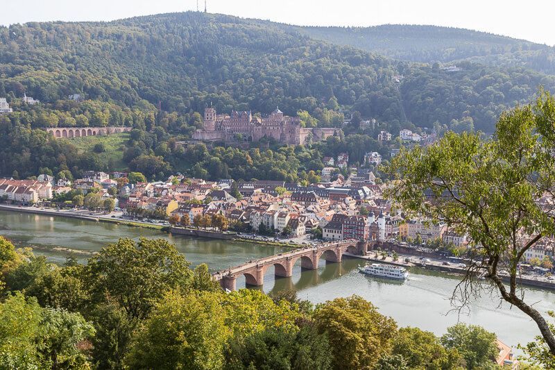 Blick vom Philosophenweg auf Heidelberg in der Mittagssonne. Blick vom Philosophenweg auf die Altstadt von Heidelberg mit dem Schloss.