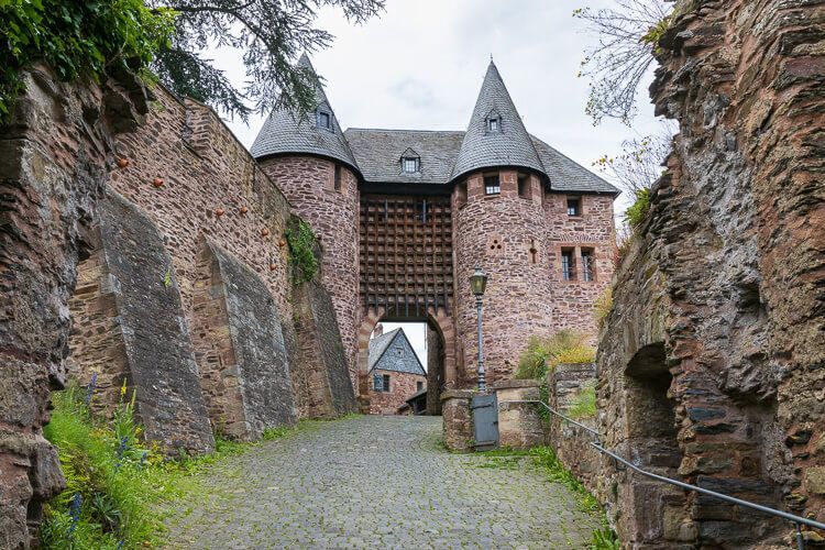 Eingangsbereich zur Burg Hengebach Der Eingang zur Burg Heimbach wird von einem mächtigen Tor mit zwei Rundtürmen und Falltor markiert.