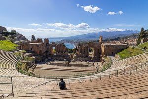 Das Teatro Antico di Taormina, das alte griechisch-römische Amphitheater in Taormina, Sizilien. Im Hintergrund ist der Ätna zu sehen.