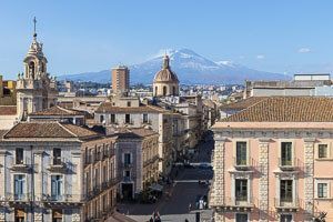 Innenstadt von Catania, Blick über die Dächer und auf den Ätna in der Ferne.