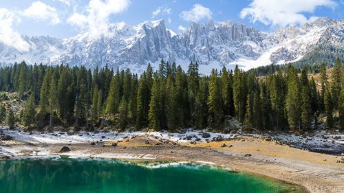 Der Karer See in den Dolomiten gilt mit seinem prächtigen Farbenspiel als schönster See in Südtirol.