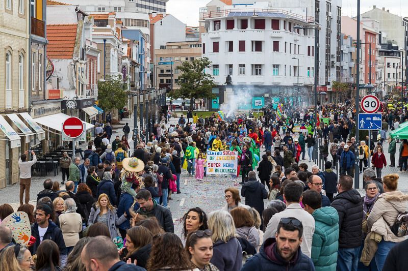 Karneval in Aveiro mit dem Schulumzug Menschen in Aveiro feiern Karneval.