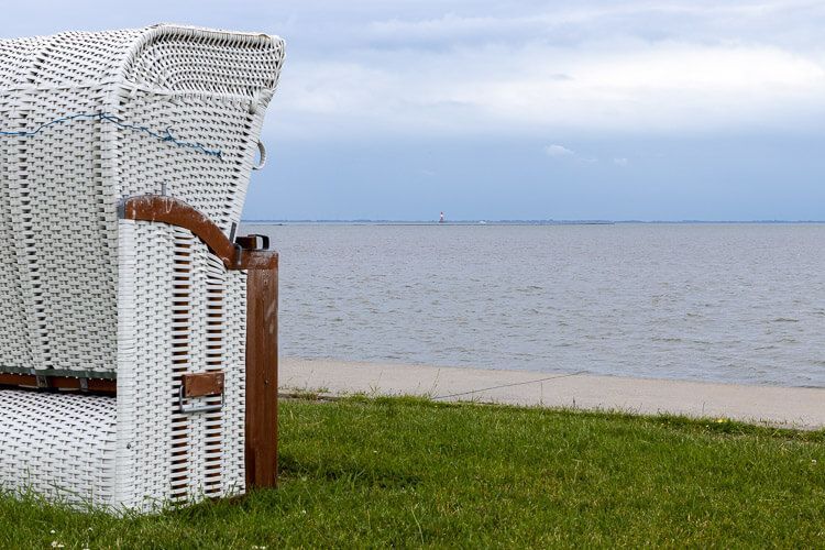 Heimat. Ein Strandkorb mit Blick auf den Jadebusen in Wilhelmshaven.