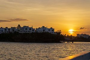 Blick auf Mombasa vom Wasser aus bei Sonnenuntergang.