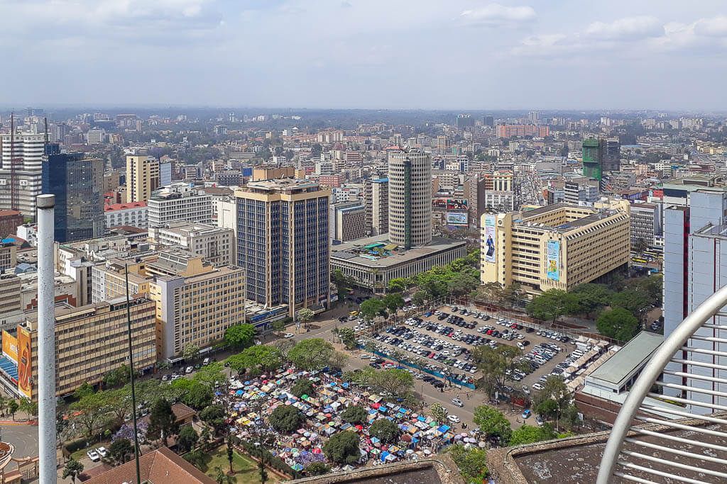 Blick auf das Zentrum von Nairobi Blick von KICC-Tower auf Nairobi, Massai Market findet an diesem Tag statt.