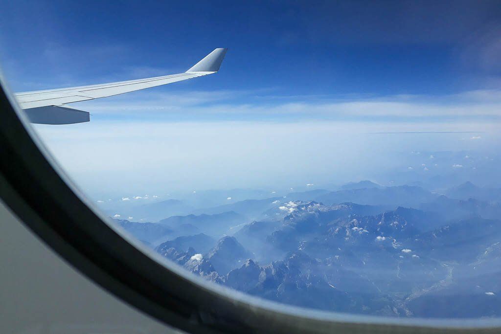 Im Flieger nach Nairobi, hier fliege ich gerade über die Alpen Blick aus einem Flugzeug auf die Alpen.