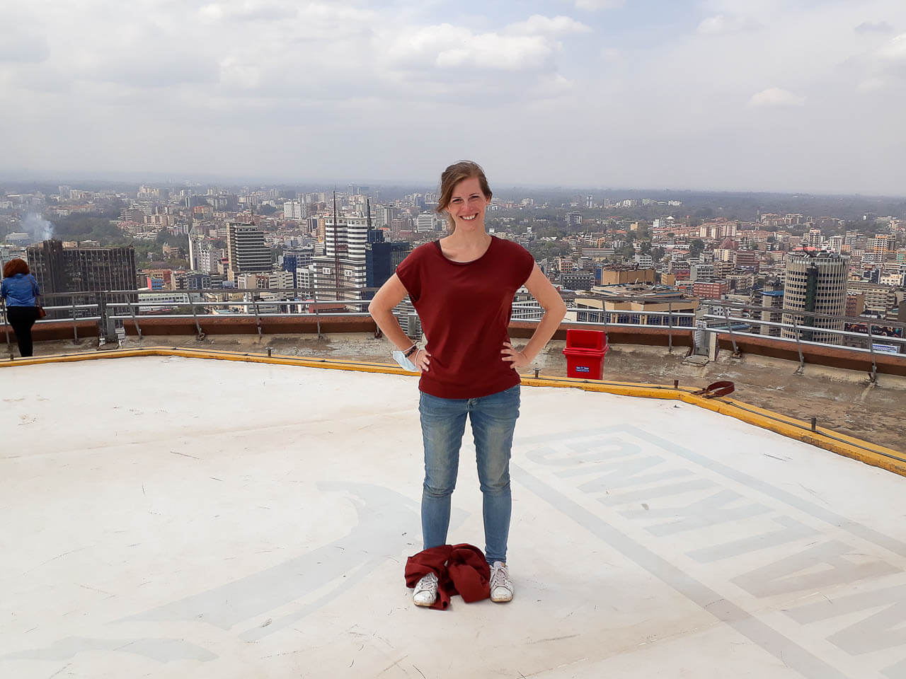 Auf dem KICC-Tower Eine alleinreisende Frau steht auf dem KICC-Tower in Nairobi