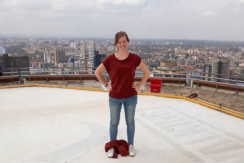 Auf dem Helikopterlandeplatz des KICC-Towers in Nairobi mit Blick auf die Stadt.