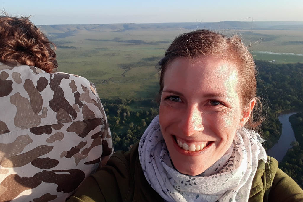 So sieht Glück aus Mit dem Heißluftballon über der Masai Mara: Eine glückliche Frau schießt ein Selfie.