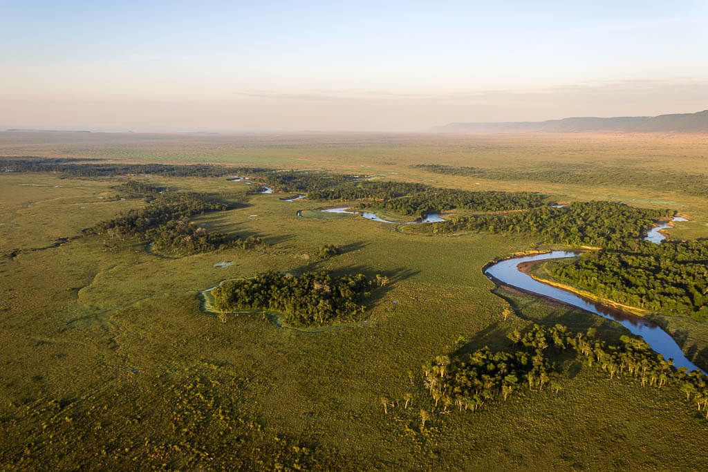 Blick vom Ballon auf die fruchtbare Masai Mara mit dem Mara River