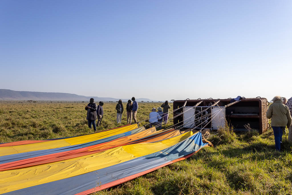 Gelandet. Nach der Landung mit dem Heißluftballon: Der Korb liegt auf der Seite, der Stoff liegt zusammengesunken auf der Erde.