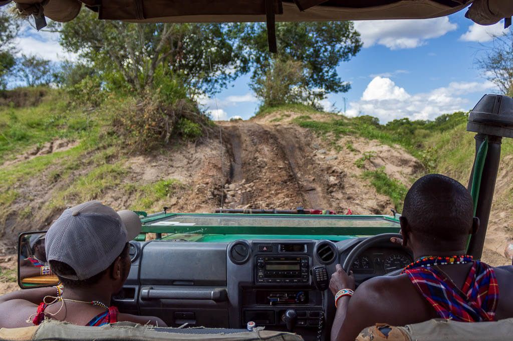 Flussüberquerung in der Masai Mara. Flussüberquerung in der Masai Mara. Die Uferhänge sind zum Teil sehr steil, schlammig und ausgefahren.