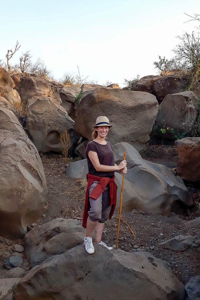 Unterwegs bei einem Bushwalk. Wir gehen durch ein ausgetrocknetes Flussbett.