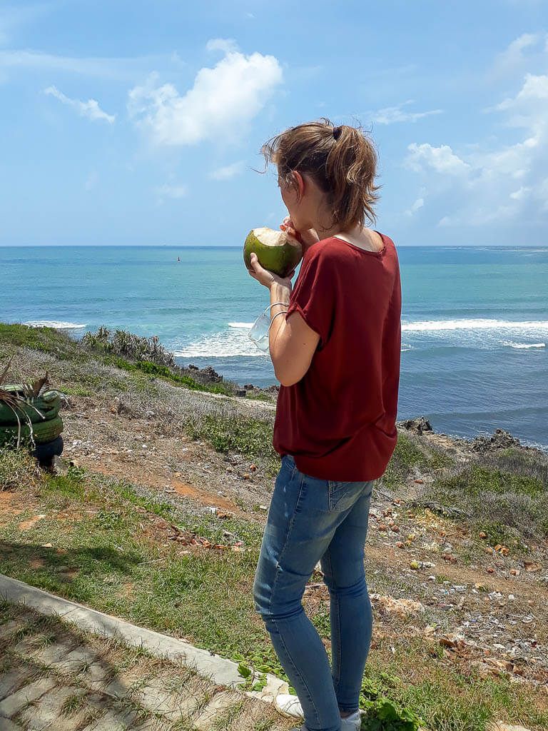 Kokosnuss trinken mit Meerblick