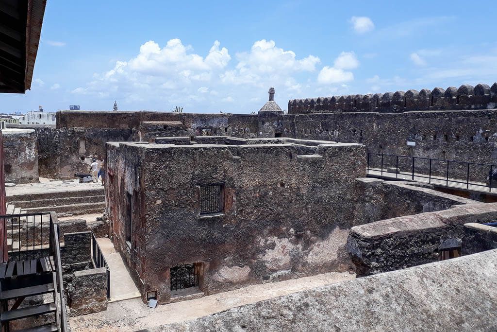 Blick über die inneren Mauern von Fort Jesus