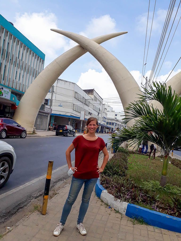 Wahrzeichen von Mombasa. Die Elefantenstoßzähne, die die Hauptstraße überspannen