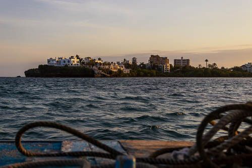 Ein Blick auf Mombasa von Boot bei Sonnenuntergang