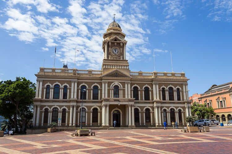 Rathaus im Kolonialstil in Gqberha in Südafrika.  Rathaus im Kolonialstil in Gqberha in Südafrika.