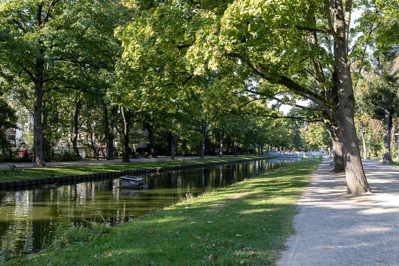 Lindenthaler Kanäle in Köln mit breiten Wegen Lindenthaler Kanäle in Köln laden zum Lustwandeln und Entspannen im Grünen ein.
