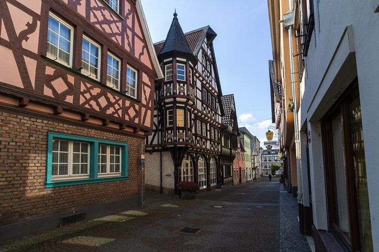 Bungarthaus in Linz mit kleinem Türmchen Neustraße in Linz mit dem besonderen und kunstvollen Bungarthaus, das ohne Nägel gebaut wurde.