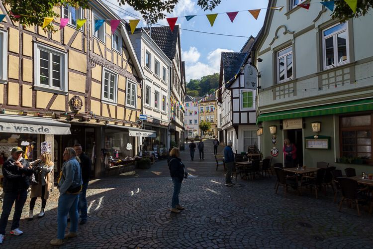 Am Buttermarkt in der Altstadt von Linz Linz am Rhein am Buttermarkt mit bunten Fachwerkhäusern und aufgehängten Fähnchen in der Altstadt.