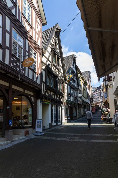 Fußgängerzone in Linz am Rhein mit Geschäften und kunstvollem Fachwerk.