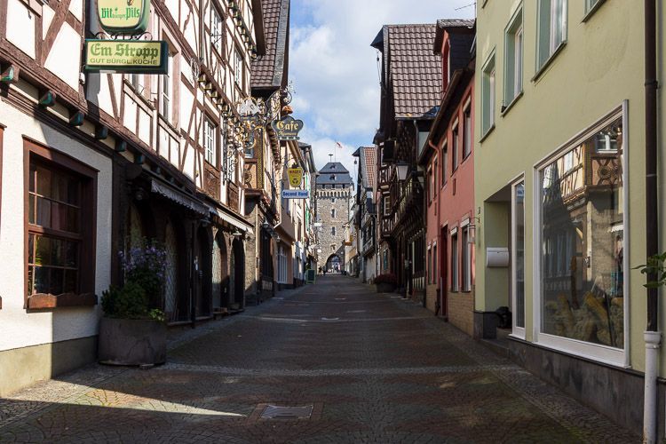 Neustraße mit prächtigen Fachwerkbauten Neustraße in Linz mit zahlreichen prächtigen Fachwerkhäusern aus fünf Jahrhunderten. Am Ende der Straße steht das mittelalterliche Neutor.