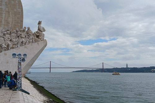 Belém in Lissabon mit dem Seefahrerdenkmal und der Ponte 25 de Abril im Hintergrund.