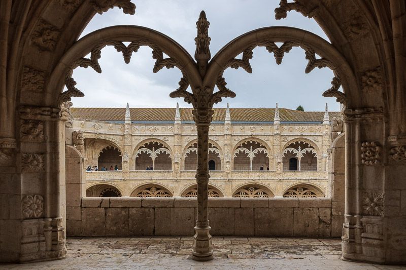 Im Mosteiro dos Jerónimos gibt es unendliche viele Details zu entdecken Kunstvolle Bögen zieren den Kreuzgang des Mosteiro dos Jerónimos in Belém, Lissabon.