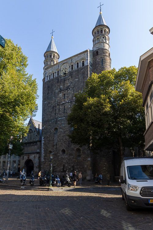 Liebfrauenbasilika in der Altstadt von Maastricht Westfassade der Liebfrauenbasilika in der Altstadt von Maastricht, die sich mauerartig erhebt.