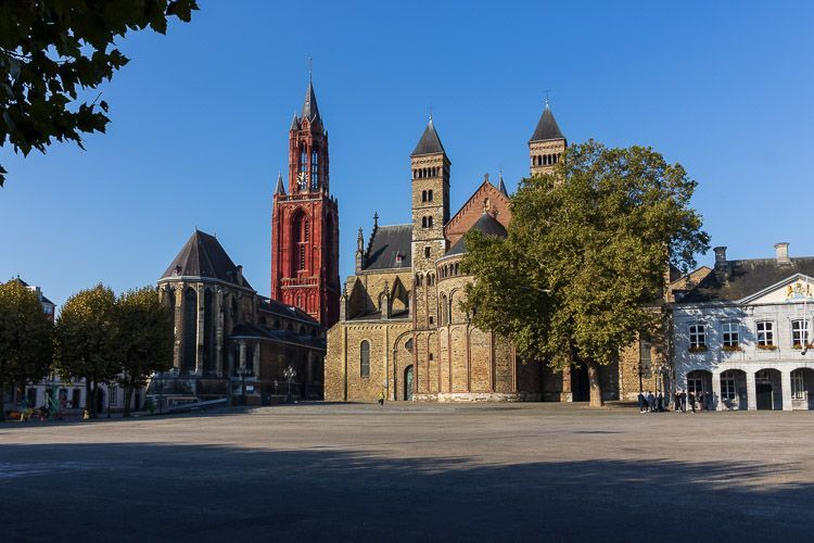 Der Vrijthof ist der größte Platz in der Innenstadt von Maastricht Vrijthof in der Altstadt von Maastricht mit der Sint Servaasbasiliek und Sint Janskerk mit ihrem roten Kirchturm.