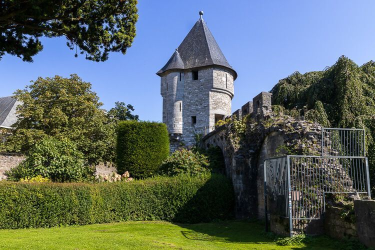 Historischer Wallturm Pater Vincktoren, ein beliebtes Fotomotiv Alter Wallturm Pater Vincktoren am Rande der Innenstadt von Maastricht.