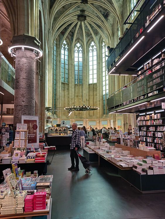Erdgeschoss der Buchhandlung in der Dominikanerkirche Maastricht mit Blick auf den Chor.
