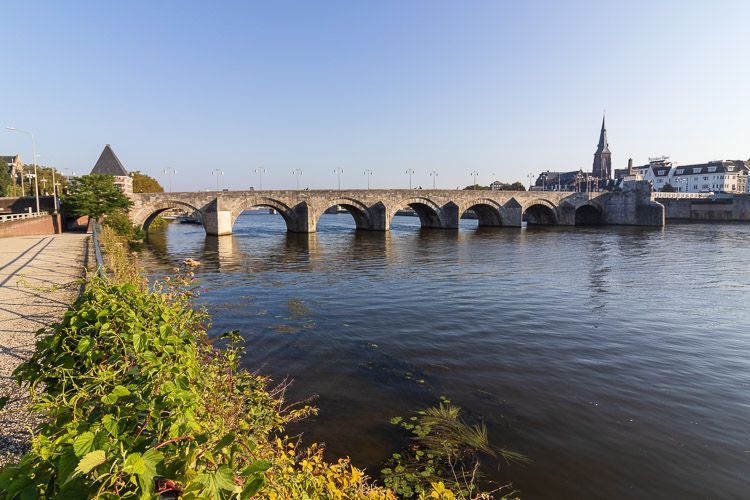Sint Servaasbrug mit sieben Bögen Sint Servaasbrug mit sieben Bögen, die sich über den Fluss Maas spannt.