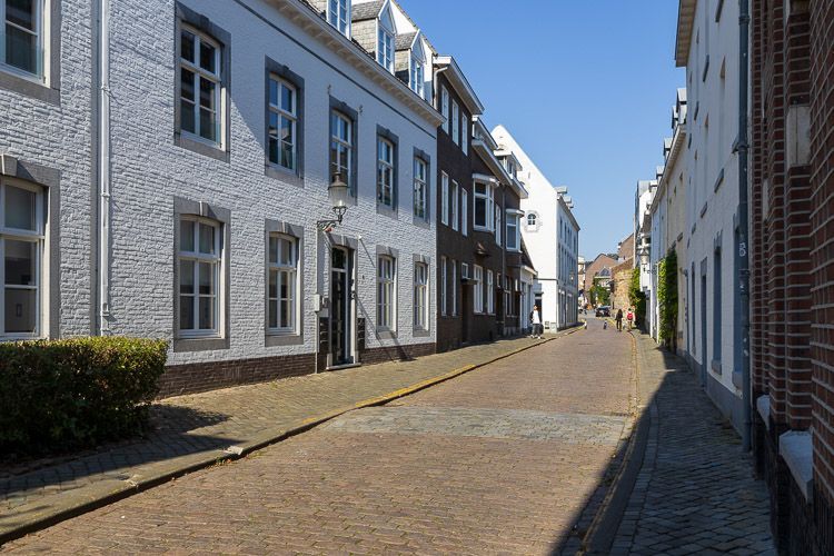 Das Jekerkwartier ist bekannt für urige Straßen und schöne Cafés Einsame Straße im Jekerkwartier in Maastricht.
