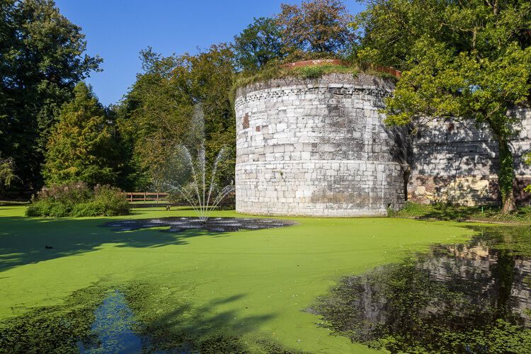 Parkanlage mit See in Maastricht Park mit See und Springbrunnen in Maastricht.