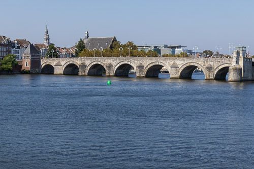 Sint Servaasbrug in Maastricht mit sieben Bögen.