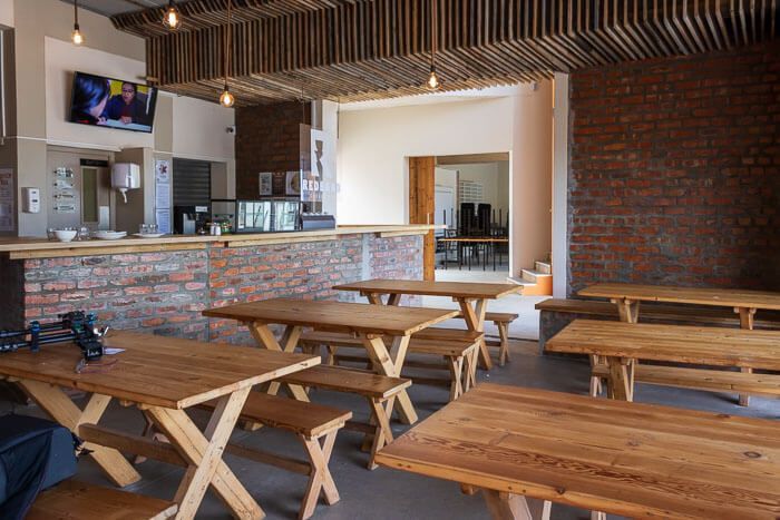 Sitzgelegenheiten im MyMito und Cafeteria des Bildungszentrums in Walmer Township. Tische und Sitzbänke in der Caféteria MyMito in Walmer Township.