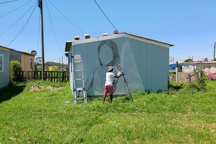 Ein Kunstwerk entsteht an einer Fassade in Walmer Township, Südafrika.