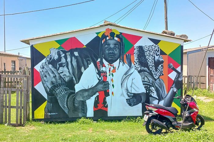 Joliza BhacaSoul ist als Kunstwerk auf einer Fassade ist Walmer Township zu sehen.