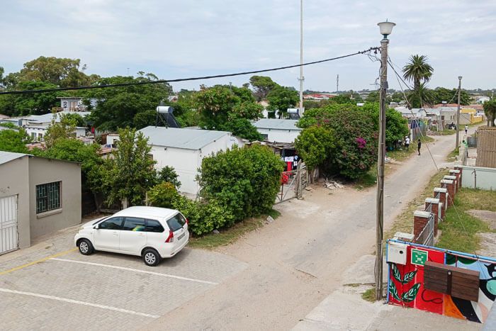 Direkte Nachbarschaft vom Bildungszentrum Masifunde. Walmer Township: Blick vom Balkon in die Witbooi Street.