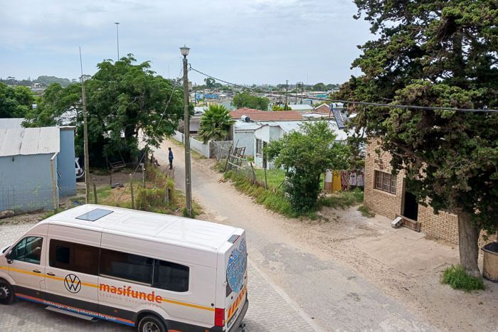 Direkte Nachbarschaft vom Bildungszentrum Masifunde. Walmer Township: Blick vom Balkon in die Witbooi Street.